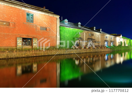 【北海道】小樽運河と石造倉庫群の夜景 117770812