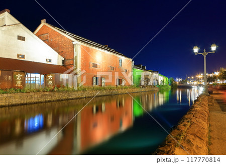 【北海道】小樽運河と石造倉庫群の夜景 117770814