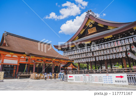 [京都]晴天の空の下で凛と佇む八坂神社の本殿と舞殿 117771167