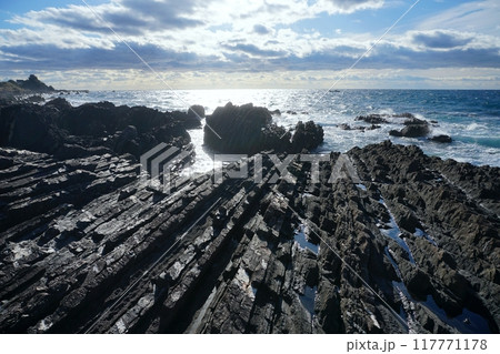 太平洋の水平線を背景に室戸ユネスコ世界ジオパーク行当黒見海岸サイトの風景 Ver2 太平洋の水平線を背景に室戸ユネスコ世界ジオパーク行当黒見海岸サイトの風景 Ver2 117771178