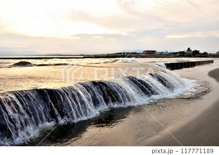 鵠沼引地川河口の夕景 117771189