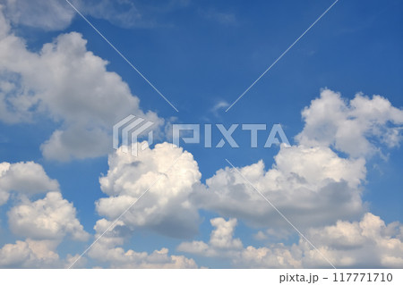 真夏の青空に浮かぶ真っ白な浮雲 117771710