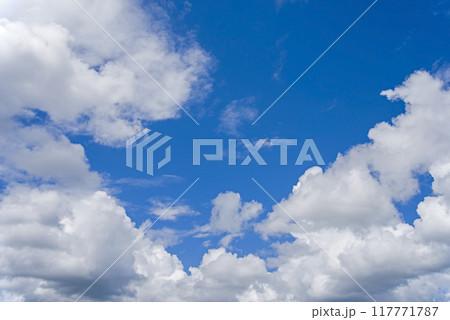 《背景素材》さわやかな青空と白い雲 《背景素材》さわやかな青空と白い雲 117771787