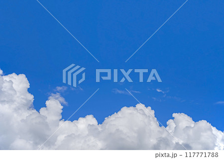 《背景素材》さわやかな青空と白い雲 《背景素材》さわやかな青空と白い雲 117771788