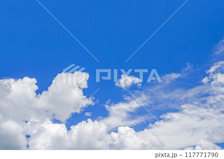 《背景素材》さわやかな青空と白い雲 《背景素材》さわやかな青空と白い雲 117771790
