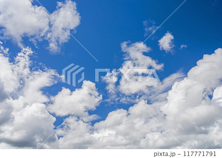 《背景素材》さわやかな青空と白い雲 117771791
