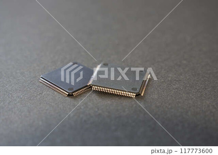 黒背景の二つの半導体IC 117773600