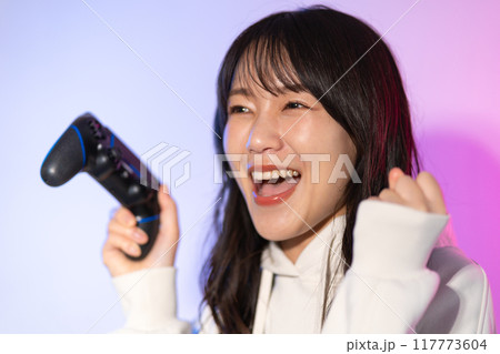 白パーカーを着た若い女性ポートレート（ゲーム、コントローラー） 117773604