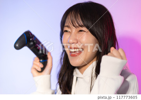 白パーカーを着た若い女性ポートレート(ゲーム、コントローラー) 白パーカーを着た若い女性ポートレート(ゲーム、コントローラー) 117773605