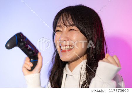 白パーカーを着た若い女性ポートレート(ゲーム、コントローラー) 白パーカーを着た若い女性ポートレート(ゲーム、コントローラー) 117773606