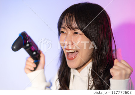 白パーカーを着た若い女性ポートレート(ゲーム、コントローラー) 白パーカーを着た若い女性ポートレート(ゲーム、コントローラー) 117773608