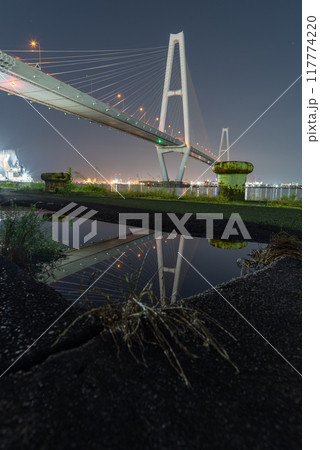 水たまりに映り込む名港トリトン 117774220