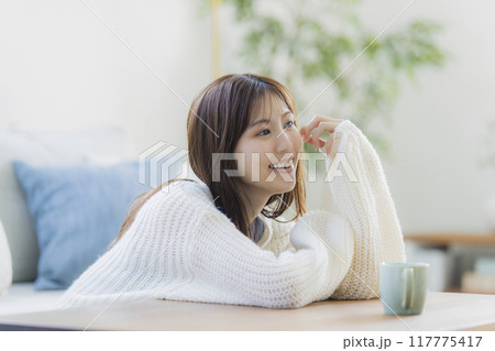 部屋でくつろぐニットの若い女性 部屋でくつろぐニットの若い女性 117775417