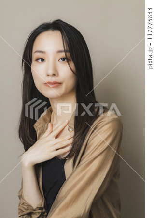 茶色のブラウスの女性 茶色のブラウスの女性 117775833