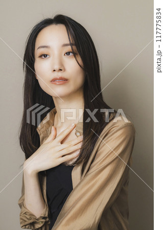 茶色のブラウスの女性 117775834