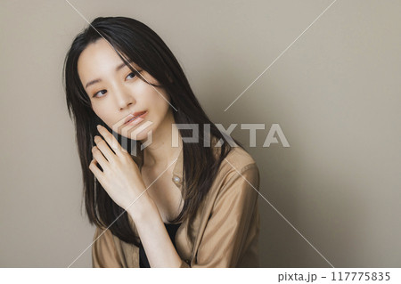茶色のブラウスの女性 117775835