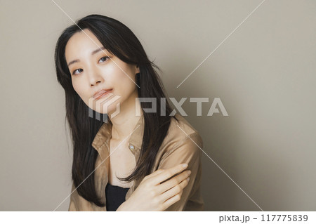 茶色のブラウスの女性 117775839