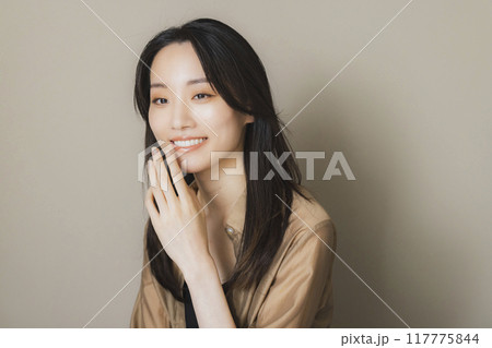 茶色のブラウスの女性 117775844