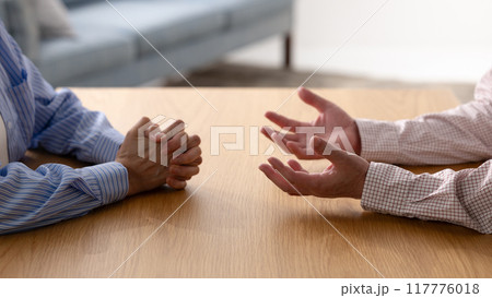 リビングで話し合う男女 117776018