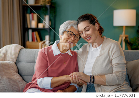 mother and her adult daughter 117776031