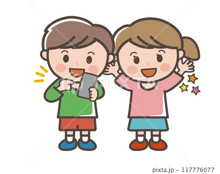 楽しそうにスマホで遊ぶ男の子と女の子の全身イラスト（小学生、幼児、子供） 117776077