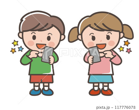 楽しそうにスマホを操作する男の子と女の子の全身イラスト（小学生、幼児、子供） 117776078