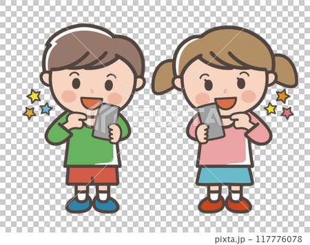 楽しそうにスマホを操作する男の子と女の子の全身イラスト（小学生、幼児、子供） 117776078