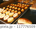 店頭に並んだパン 117776509