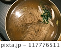黒背景のシンプルな冷麺 117776511