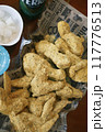 大量のフライドチキン 117776513