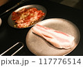 フライパンで焼くベーコン 117776514