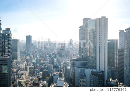 大阪駅前のビル群 117776561