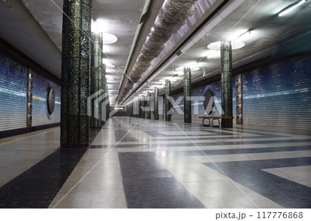 ウズベキスタン・タシュケント地下鉄のホーム(ウズベキスタン線コスモナフトラル駅) ウズベキスタン・タシュケント地下鉄のホーム(ウズベキスタン線コスモナフトラル駅) 117776868