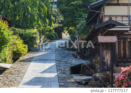 日本　岐阜県中津川市にある中山道の宿馬町、馬籠宿の石畳の坂道と家並み 117777217