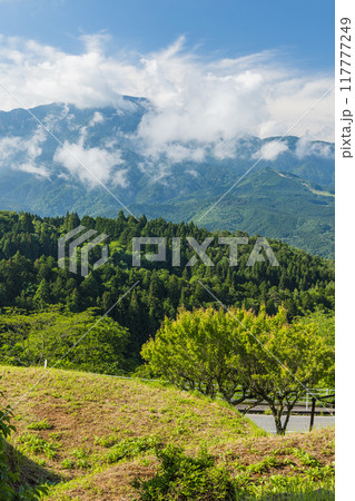 日本　岐阜県中津川市にある中山道の宿馬町、馬籠宿の陣場上展望台から見える恵那山 117777249