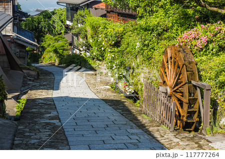 日本　岐阜県中津川市にある中山道の宿馬町、馬籠宿の坂道と町並みと水車 117777264