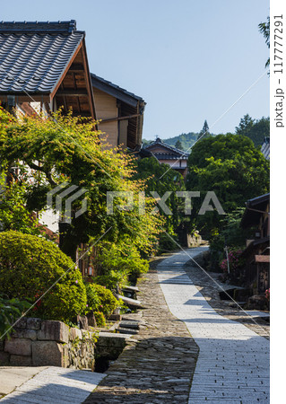 日本　岐阜県中津川市にある中山道の宿馬町、馬籠宿の石畳の坂道と町並み 117777291