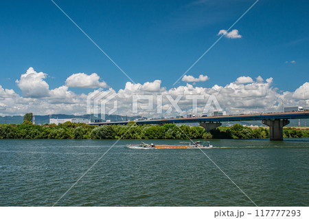 淀川新橋をくぐり抜けて川を下る砂利採取船　寝屋川市 117777293