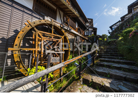 日本 岐阜県中津川市にある中山道の宿馬町、馬籠宿の坂道と町並みと水車 日本 岐阜県中津川市にある中山道の宿馬町、馬籠宿の坂道と町並みと水車 117777302