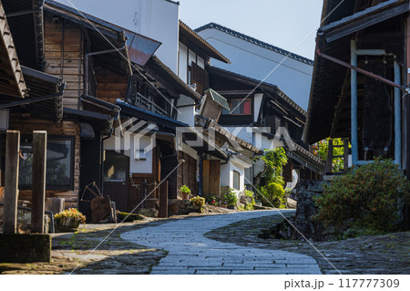 日本　岐阜県中津川市にある中山道の宿馬町、馬籠宿の石畳の坂道と町並み 117777309