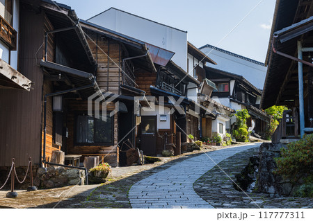 日本　岐阜県中津川市にある中山道の宿馬町、馬籠宿の石畳の坂道と町並み 117777311