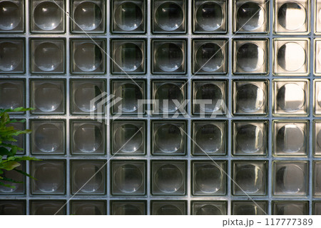 ガラスのタイルを正面から見る 117777389