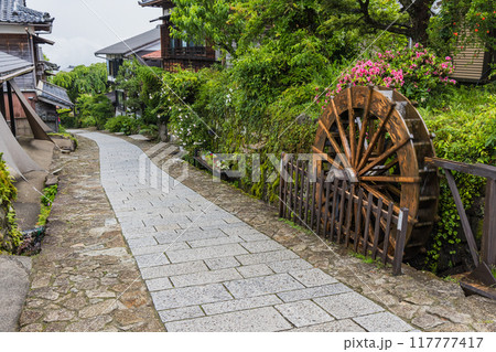 日本　岐阜県中津川市にある中山道の宿馬町、馬籠宿の石畳の坂道と町並みと水車 117777417