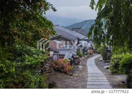 日本　岐阜県中津川市にある中山道の宿馬町、馬籠宿の石畳の坂道と町並み 117777422