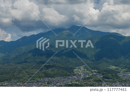 日本 岐阜県中津川市にある苗木城の天守展望台から眺める市街地と恵那山 日本 岐阜県中津川市にある苗木城の天守展望台から眺める市街地と恵那山 117777481