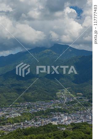 日本 岐阜県中津川市にある苗木城の天守展望台から眺める市街地と恵那山 日本 岐阜県中津川市にある苗木城の天守展望台から眺める市街地と恵那山 117777483