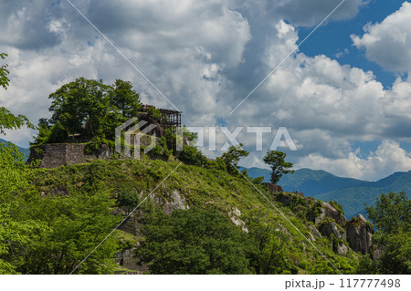 日本　岐阜県中津川市にある岩山の上に建つ苗木城の天守展望台 117777498