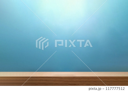 レッドオークの机を上から明るい光で照らす薄暗い青色の背景 117777512