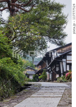 日本 岐阜県中津川市にある中山道の宿馬町、馬籠宿の石畳の坂道と町並み 日本 岐阜県中津川市にある中山道の宿馬町、馬籠宿の石畳の坂道と町並み 117777524