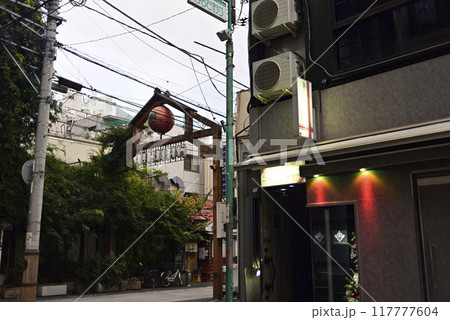 夜の野毛町界隈 117777604